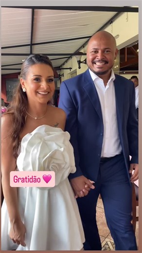 Clê Festas on Instagram: "Esse encantamento dos noivos que me move a cada vez mais fazer meu melhor 🩷 @_abrendaa @armazemdafazendaatlantica Sempre é Deus 🙌 #miniwedding #noivos #florespermanentes #sempreédeus #bemcasados #casar #bolofake #noivos"
