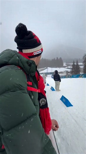 Naprosto nečekaný a nepopsatelně Boží zážitek 🙏🩵🤩🤩 Terka Voborníková a závěr jejího dnešního bronzového závodu🥉👏🤩 Stáli jsme posledních pár set metrů před cílem a jsme vděční, že jsme mohli být s rodinou u toho🙏😊 Zítra nejspíš nepromluvím😆, ale to vůbec nevadí 👍😆🩵 Děkujeme za nejkrásnější zážitek z olympiády, Terko🩵 Gratulujeme k úžasnému 3. místu 🏆🥉🩵👏 | Gabriela Koukalova