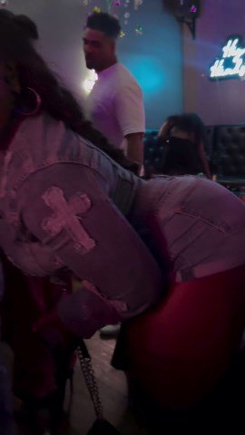 “The Cute Trainer” 😜 NASM CPT on Instagram: "Minding mine 🤞🏾🩷"