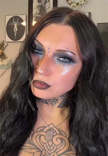 Blue Grunge Eye Makeup Looks for Blue Eyes