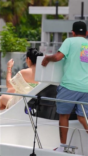 Docking under pressure but still making it look easy 🌊🚤 #yachting #miami #tonyveyra