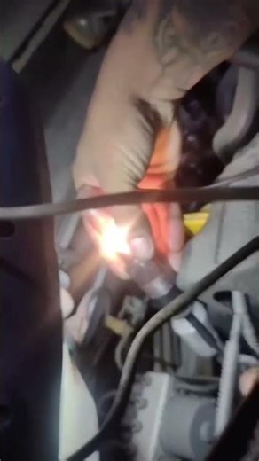 Performing a power supply test on the Renault Kwid compressor #renault #kwid #niteroi #electrical