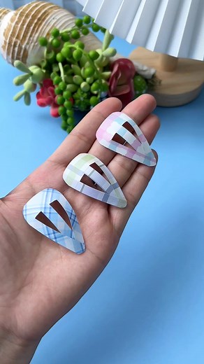 Super simple hair clips, you can make them with colored paper... Handmade diy can be learned as soon as you learn it. Keep children away from mobile phones. #origami #origamiart #art #handmade #paperart #paperfolding #paper #papercraft #origamipaper #papiroflexia #origamilove #diy #origamiartist #papercrafts #origamilovers #instaorigami #craft #origamiwork #d #design #creative #artist #paperartist #love #origamicrane #modularorigami #origamifun #paperfold #kusudama #origamicraft paper craft idea