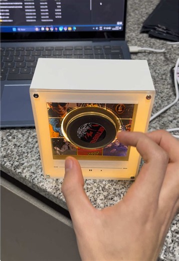 Muestra de uso, aquí te explico como se cambian las canciones. Es súper simple, conectas el usb a la caja rebobinar y le cargas las canciones que más te gusten. Que otra duda tienen? Me la pueden dejar en los comentarios y con gusto se las respondo