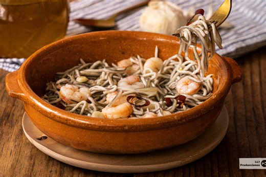 Gulas al ajillo con gambas, receta fácil de entrante para Navidad