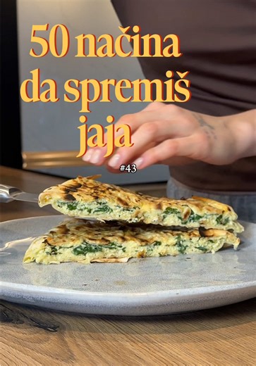 🌿 #43 Pita sa sirom i pestom 425kcal | 30.4g P | 18.9g UH | 23.9g M Sastojci: 2 jaja 10g pesta 100g urde (Nature’s Promise) 10–20g spanaća 10g rendane Mozzarelle So Sušeni bosiljak 1 speltina ili heljdina kora (35g) 2–3 kapi maslinovog ulja Postupak: U činiji pomešamo jaja, pesto, urdu, spanać, so i sušeni bosiljak. Na nelepljiv tiganj premažemo 2–3 kapi maslinovog ulja. Koru presečemo na pola. Jednu polovinu položimo na tiganj, a preko nje drugu polovinu tako da krajevi kore ostanu slobodni sa