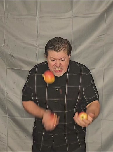 Lance Barber aka George Cooper Look Alike Juggles & Bites 3 Apples #fyp #foryourpage #foryour #youngsheldon #apples #georgecooper #lancebarber #billponderosa #bite #bit #eat #hungry #juggler #juggling #juggle #speed