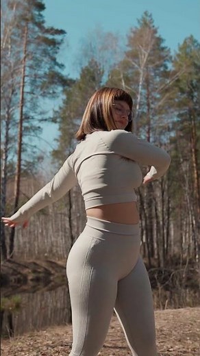 BEGINNER FLEXIBILITY IN SPRING 🧘‍♀️ Evelina’s Relaxing Outdoor Stretch