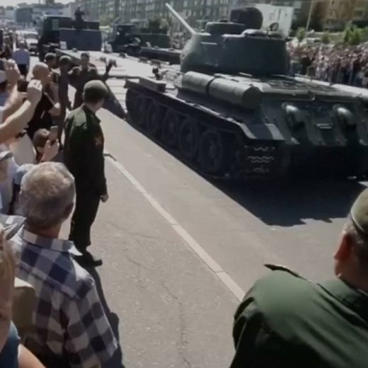 Un char russe se renverse après un défilé militaire | BFMTV