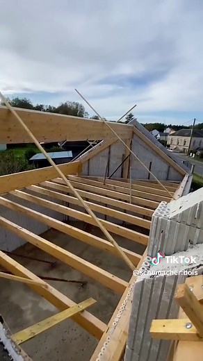 Réalisation d'une Charpente Traditionnelle avec Fermes Dégagées