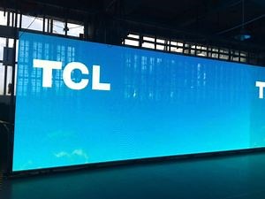 [Hot Item] P3.9-7.8 High Transparent LED Display for Window Glass Video Wall