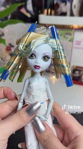 Restauration de cheveux d'une poupée abîmée en DIY