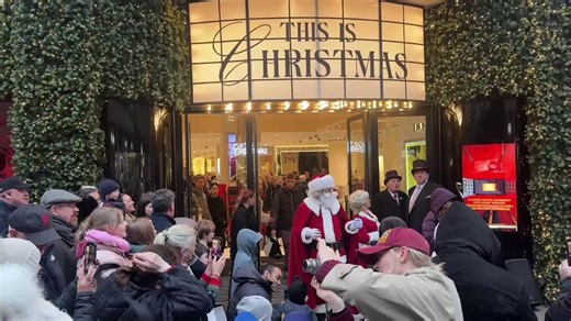 Christmas shoppers are treated to a song and dance from Santa and Mrs Claus outside Brown Thomas on Grafton Street in Dublin city centre as punters pick up some last-minute gifts ahead of December 25 🎅🎅🎅 | Irish Daily Mirror