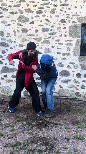 Bear hug defense for beginners !