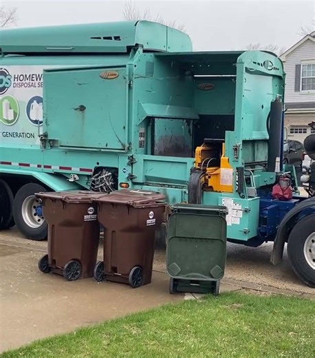 Recycle Truck VS 2 Carts