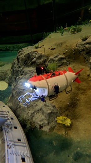 Taking a ride in a remote control submarine 😲🕹️ | UNILAD Tech