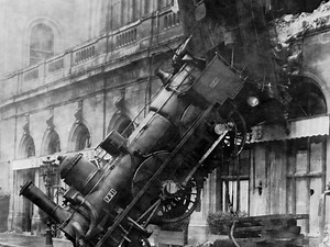Quand un train fou a transpercé la façade de la gare Montparnasse à Paris