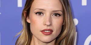 Angèle : en robe courte et mi-bas, elle assume un style de lolita et enflamme la scène de son concert à Reims