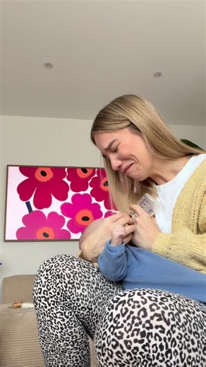 Jessica Hoock - echter Mamaalltag | Frühchen | Zwillinge on Instagram: "Mama zu sein bedeutet, Gegensätze gleichzeitig zu fühlen. Unfassbare Dankbarkeit und tiefes Glück – und im selben Moment auch Traurigkeit. Jedes weitere Kind ist eine Bereicherung. So viel Liebe. So viel Leben. So viel Sinn. Und doch ist es manchmal auch ein leiser Abschied. Ein Abschied von dem Mama-Sein, das man vorher kannte. Von der Zeit, die einmal anders verteilt war. Je mehr wundervolle kleine Menschen dazukommen, des