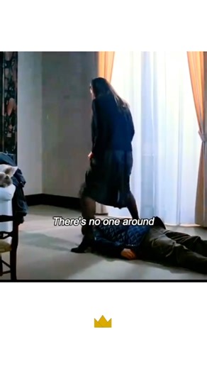 Movi.eslink on Instagram: "🎬 Movie: L’Appartement (1996) ⭐ Genre: Psychological Drama / Mystery / Romance ⏳ Runtime: 1 hour 56 minutes 🌟 Rating: 7.4/10 (IMDb) ☀️ Cast: • Monica Bellucci (as Lisa) • Vincent Cassel (as Max) • Romane Bohringer (as Alice) • Jean-Philippe Écoffey (as Lucien) 📖 Brief Overview: The film follows Max, a man who becomes obsessed with finding his lost love, Lisa, after spotting her in a café years after she vanished. The narrative uses non-linear flashbacks to reveal th