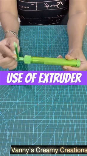 How to use Extruder for fondant cakes 🎂😱🥳😘#youtubeshorts #viralreels #extruder #fondant #cake