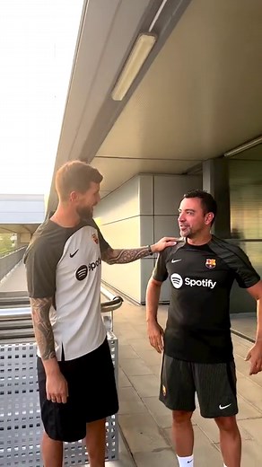 Xavi welcomes Iñigo 🦁 | FC Barcelona