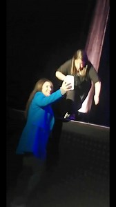 INÈS REG - ELLE DEMANDE EN PLEIN SPECTACLE UN SELFIE | Inès Reg Team