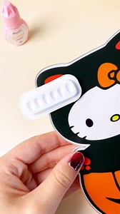 Lash Pro Tips: How to use your Rectangular Glue Holder Palette the smart way✨ 👉 When you stick it on the lash tile, leave a tiny edge exposed. 👉 When it’s time to remove, just lift that little edge and add a drop of bonder inside the palette, cover with a glue wipe, then peel it off effortlessly. 💨 . . . . . . . 🛍️Shop on kolybellash.com 🚚 Free Shipping 🌍Global customers : Free shipping on your first order $79 🇺🇸 U.S. customers: Free shipping on every order $79 📲 Download kolybellash AP