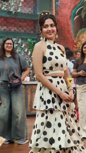 🗣 : Idhar Chali 🤣 Main Udhar Chali