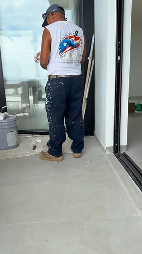 Papi me explica como guardar una brocha, yo le dije otra idea pero no le gusto. | Vega Painting Touch