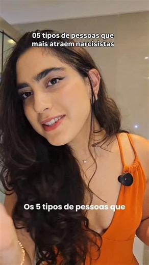 Lívia Maalouf on Instagram: "Qual deles é você? 🧠 Tive até que falar correndo pros narcisistas não ouvirem 🗣🗣🗣 Nem toda relação difícil envolve Transtorno de Personalidade Narcisista (TPN). Mas quando envolve, existe uma dinâmica bastante específica (e repetitiva). Este vídeo fala exclusivamente de relações com pessoas que apresentam TPN. Narcisistas não se ligam ao acaso. Eles são altamente seletivos. Eles tendem a se vincular a pessoas que possuem características muito valiosas, mas que, s