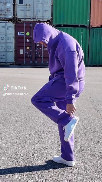 TRACKSUIT SET – DARK PURPLE ✨ Stylisch, bequem und ein echter Hingucker! Unser Tracksuit Set in Dark Purple vereint maximalen Komfort mit einem trendigen Look. Perfekt für den Alltag oder zum Chillen und das Ganze für nur 69,90 €! Jetzt zuschlagen, solange der Vorrat reicht! #statement #new #Restock #TracksuitGoals