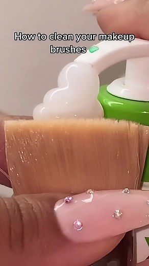 How to Clean Your Makeup Brushes Effectively