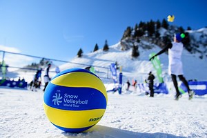 Throughout the day, new and existing volleyball fans arrived to try out all that Snow Volleyball Festival had to offer, including a speed radar to measure serve speed, a spike machine which participants used to perfect their smash, and a Batak machine, used by racing drivers and professional athletes to test hand-eye coordination, reflexes and stamina. The action on court gained such a buzz that skiiers stopped to check out the action! Snow volleyball can be played by everyone no matter what the