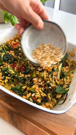 This Mediterranean Orzo is sure to become a midweek favorite! It's really easy to put together; we just chop a few veggies and let the oven do its magic while we cook the orzo. Recipe is in the comments 💕 | Plantbaes