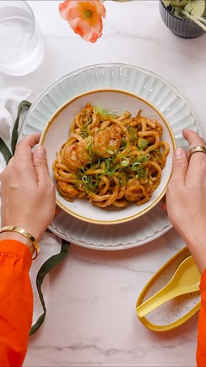 Give me a packet of udon the stash of frozen prawns in my freezer and let’s call it a day. I use udon noodles a LOT during the week. It’s the chewy, slurp-able texture I love. I’ve done creamy udon carbonara, Japanese curry udon, teriyaki chicken udon (you can find the recipes on my website). Is there anything that can’t udon? 😆 Recipe link in bio 🔗 | Marion Grasby