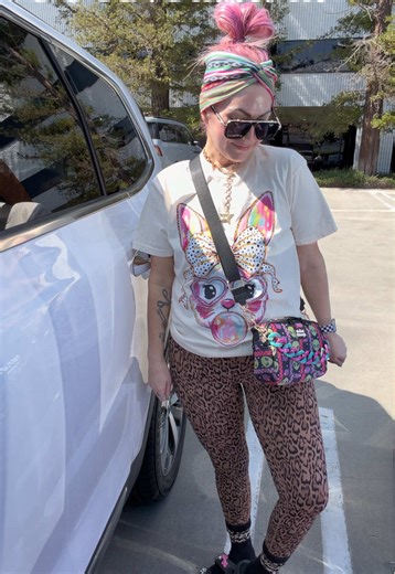 OOTD: Pilates fit! Love my new limited edition alien bestie bag! @Gold Blush #ootd #pilatesfit #crossbodybag #momfit #dopamine