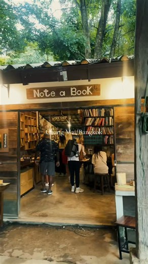 why is Thailand so cool. Can’t even find the words to describe Chang Mai properly, like a subdued little sibling of Bangkok if you want BKK without the hustle and bustle. #travel #thailand #changmai #noteabook #bangkok