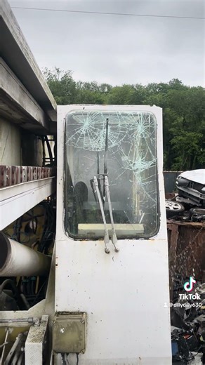 Crane smashed #scrapyard #crane #fail