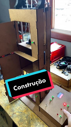 Projeto de Elevador Automático com Arduino