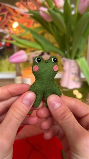 Valentine’s felt froggy 🐸 Pattern in my bio ❤️ #feltcrafts #handsewing #feltfrog #diygifts #frog