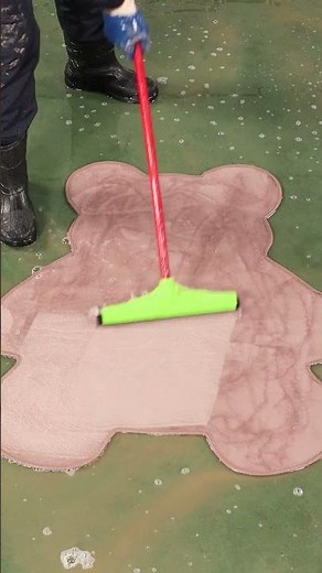 The magic of satisfying rug cleaning! 💧✨