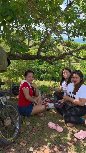 Did These Girls Find the Perfect Picnic Spot in Bohol? #bohol