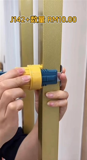 《原来晾衣服也能这么轻松！🤣》 【J142 数量】 💰 10.00 ❣️ 📌 窗框晾衣架 以前晒衣服：空间不够、衣架乱飞、裤子还掉下去过……😣 自从用了这个【窗框晾衣架】，真的笑了—— 挂上窗框就能用，完全不用打孔！ 稳稳承重、风大也不怕，衣服晒得比wo还自在😆 小小一个却超好用， 租房的、空间小的真的必备！ （现在晒衣服都晒到邻居羡慕了🤣） | SCT LIVE MALL