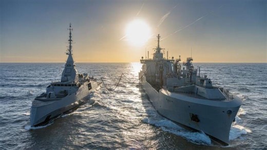 Un gigante francés en el puerto de Alicante: el buque de guerra Jacques Chevallier visita la ciudad