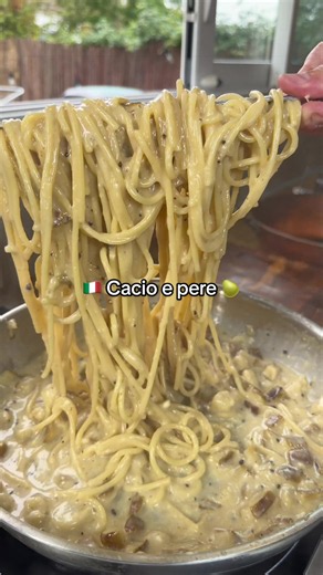 🇮🇹 Cacio e pere 🍐🧀 Vous connaissez le grand classique italien « cacio e pepe »… mais avez-vous déjà goûté la version « cacio e pere » ? 😍 Ingrédients : • Spaghetti • Poires • Pecorino Romano • Poivre noir • Huile d’olive • Sel #pasta #cacioepere #cucinaitaliana #recette #feenixchef