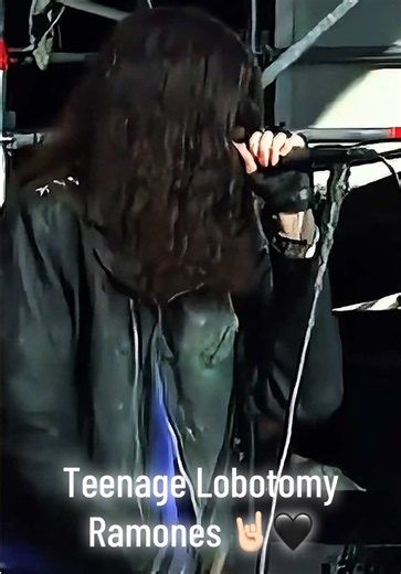 Teenage Lobotomy - @Ramones 🇺🇸 (Live in Leysin, Switzerland 🇨🇭 1991) 🤘🏻🖤 #ramones #punkrock #punk #70smusic #ramonesfans