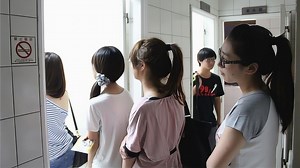 为什么女厕所总是有人排队？90后妹子说出真相，原因让人难以开口