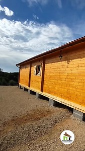 Hoje mostramos o Projeto Hofsos: uma casa de madeira construída por nós, já finalizada e pintada há algum tempo — e o melhor de tudo é que já está a ser habitada pelos nossos clientes. Um projeto real, feito com rigor, bom acabamento e atenção ao detalhe, pensado para oferecer conforto no dia a dia e uma presença natural que se integra na envolvente. Se também quer transformar o seu plano numa casa pronta a viver, fale connosco e veja mais modelos no nosso site. Para mais informações, venha faze
