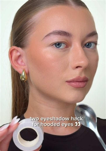 two eyeshadow hacks for hooded eyes Tape   Q-tip VS spoon! Which one wins? #makeup #eyeshadow #hoodedeyes #eyeshadowhack #makeuphack..